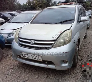 Toyota ISIS 1.8 L 2WD 2012 Silver