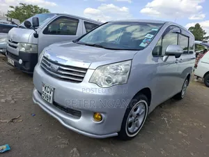 Toyota Noah 2.0 158hp FWD (8 Seater) 2012 Gray