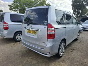 Toyota Noah 2.0 158hp FWD (8 Seater) 2012 Gray