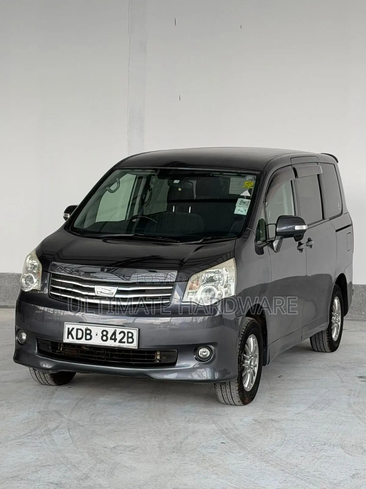 Toyota Noah 2.0 143hp AWD (7 Seater) 2013 Silver
