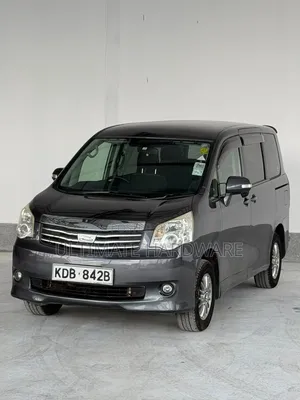 Toyota Noah 2.0 143hp AWD (7 Seater) 2013 Silver