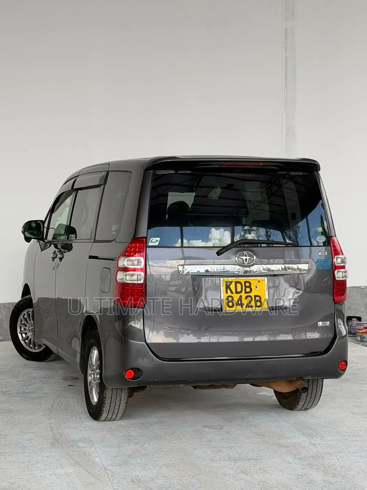 Toyota Noah 2.0 143hp AWD (7 Seater) 2013 Silver