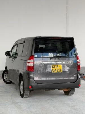 Toyota Noah 2.0 143hp AWD (7 Seater) 2013 Silver