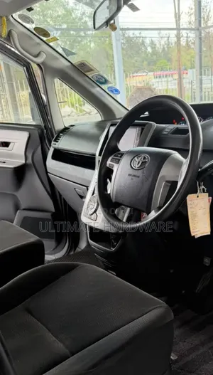 Toyota Noah 2.0 143hp AWD (7 Seater) 2013 Silver