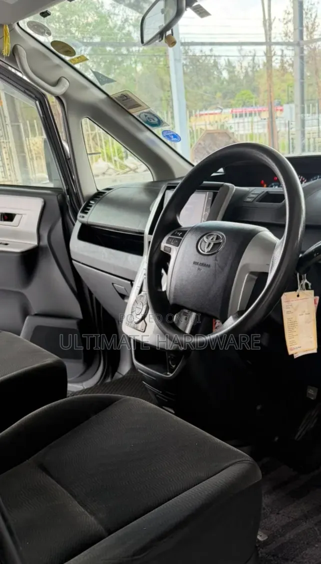 Toyota Noah 2.0 143hp AWD (7 Seater) 2013 Silver