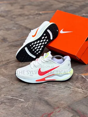 *Quality Unisex Nike Journey Run* Runners