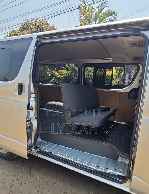 Toyota HiAce 2019 Silver - thumbnail 4