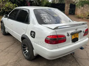 Toyota Corolla 2000 White