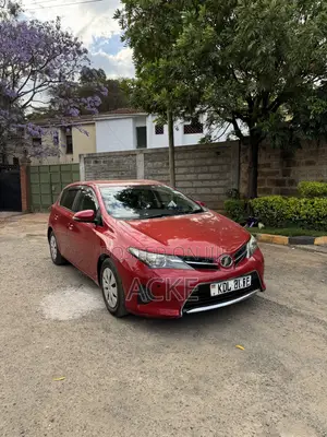 Toyota Auris 2015 Red