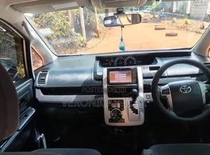 Toyota Voxy 2011 Silver