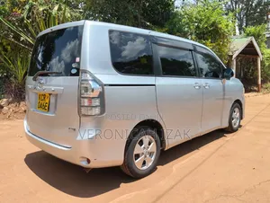 Toyota Voxy 2011 Silver