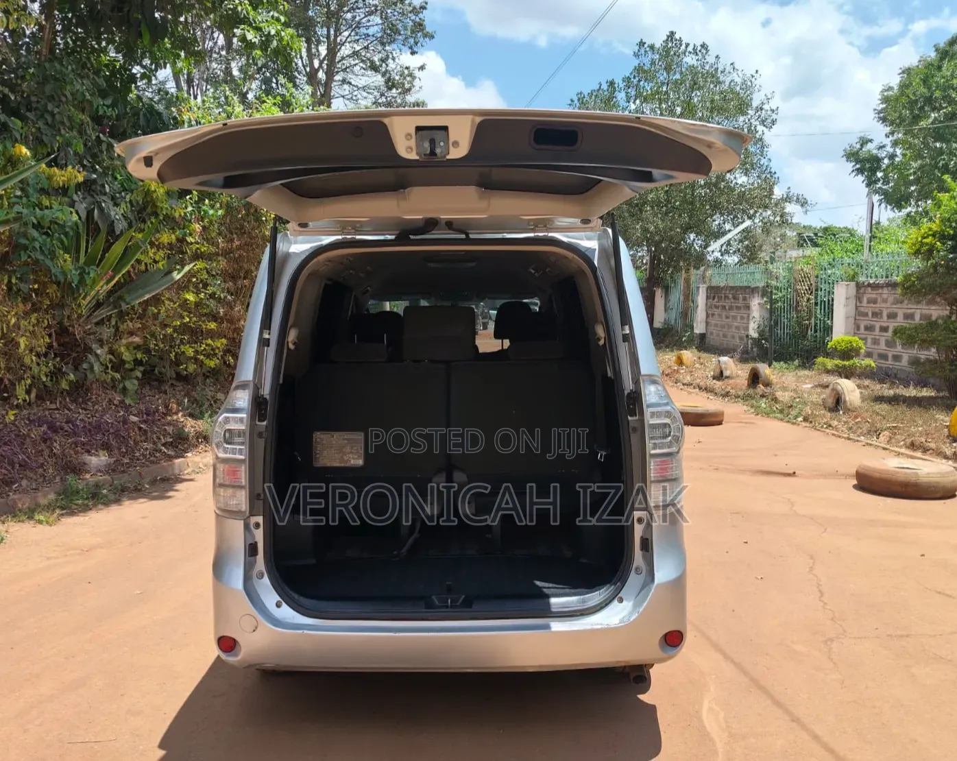 Toyota Voxy 2011 Silver