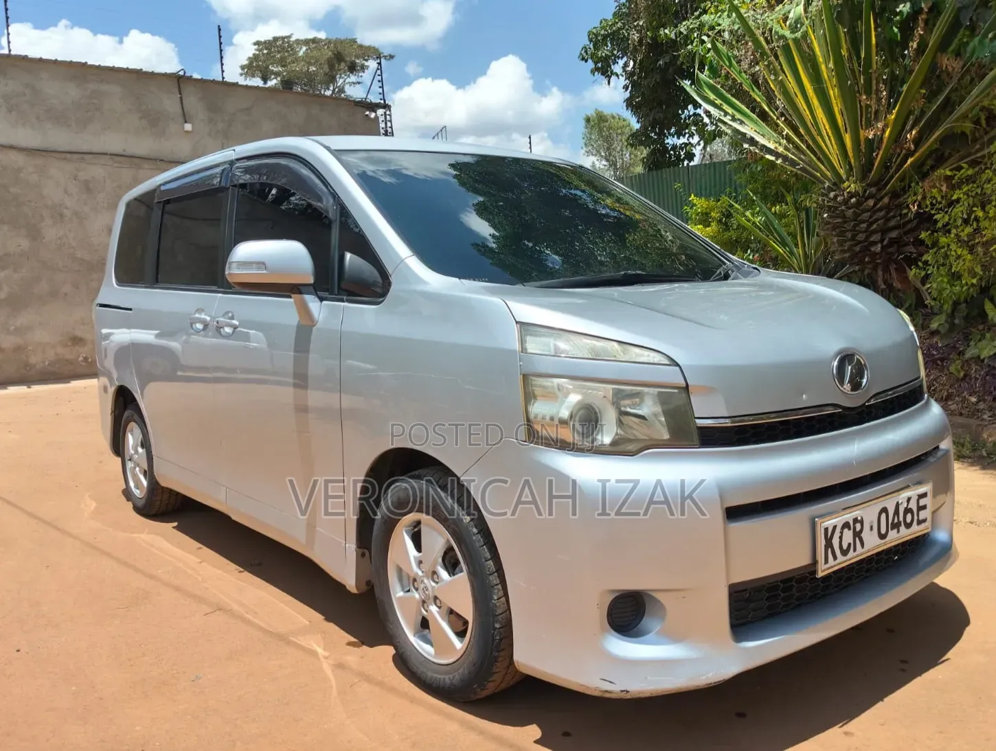 Toyota Voxy 2011 Silver