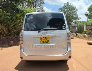 Toyota Voxy 2011 Silver