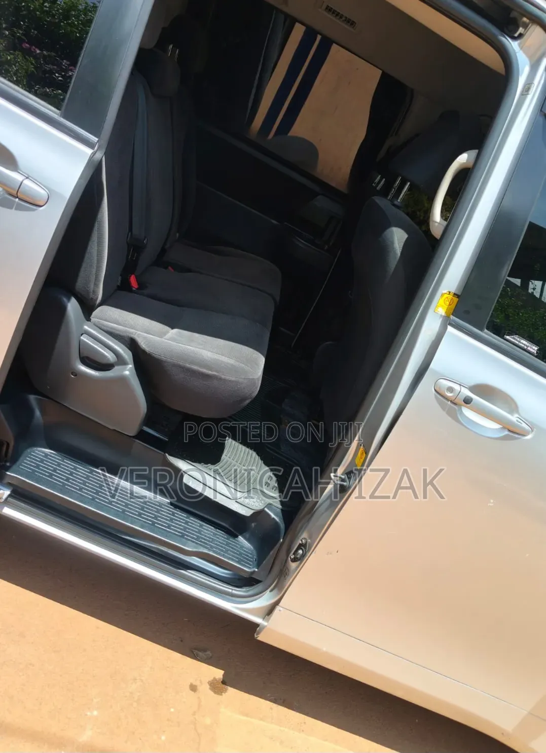 Toyota Voxy 2011 Silver