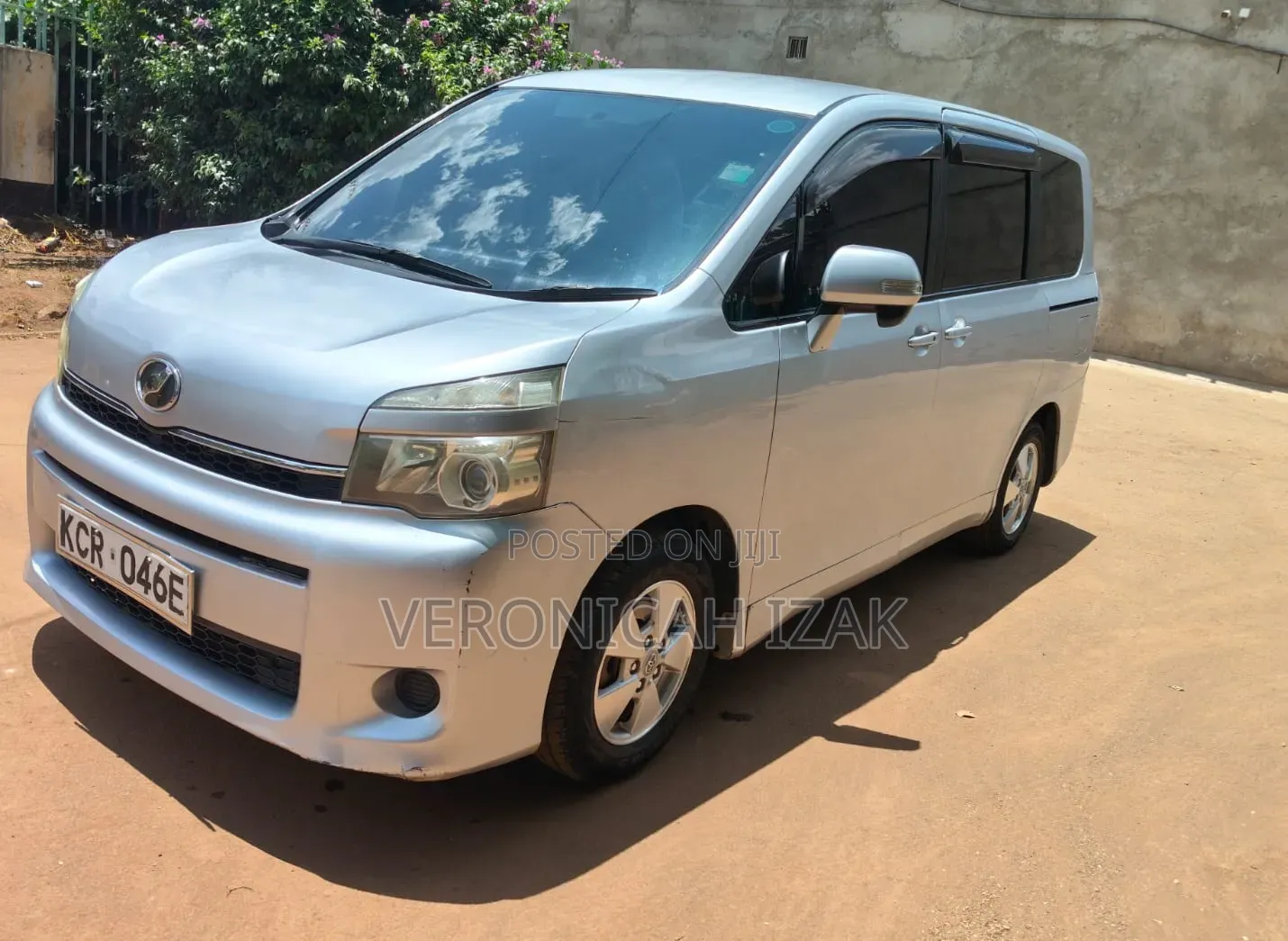Toyota Voxy 2011 Silver