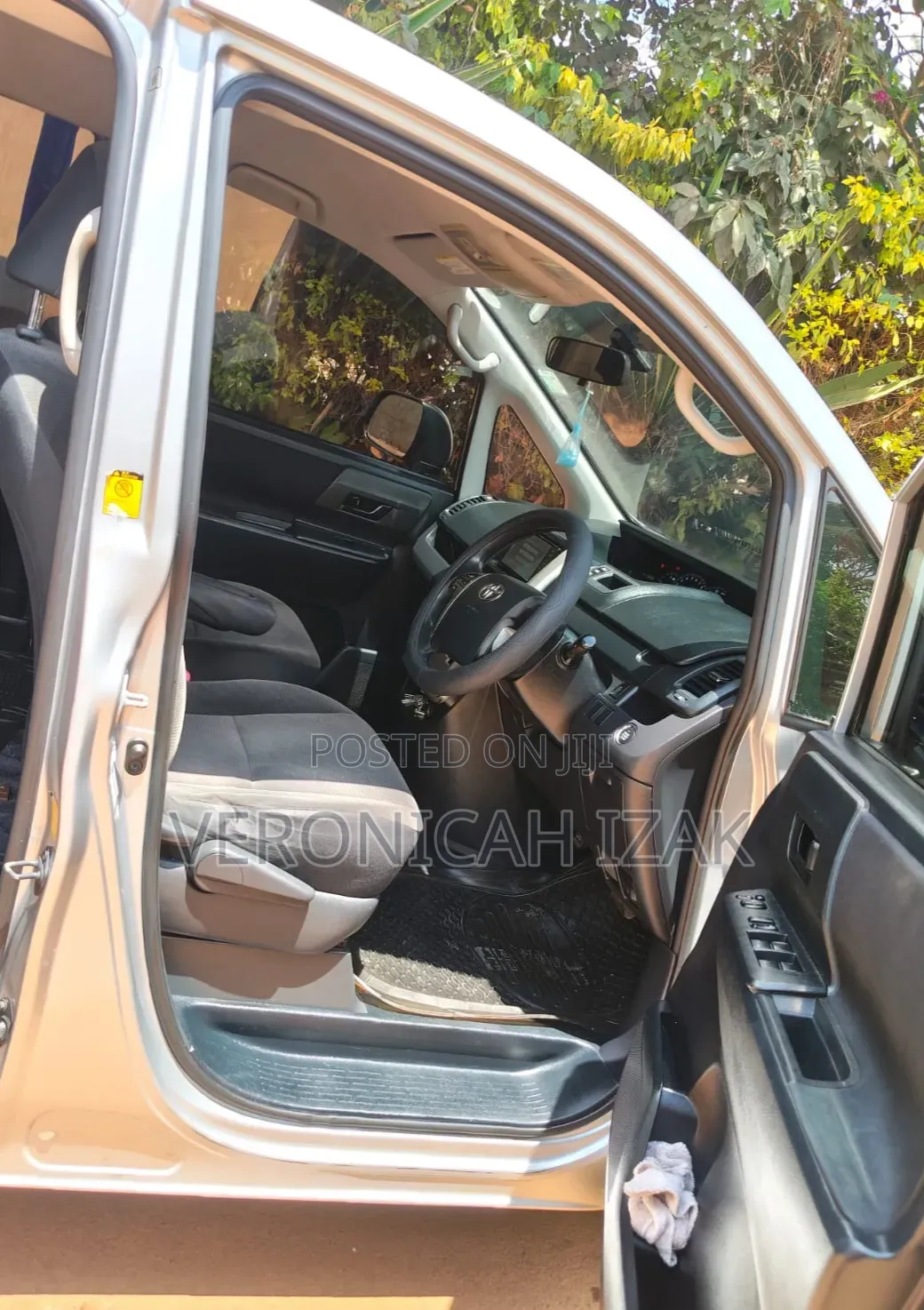 Toyota Voxy 2011 Silver