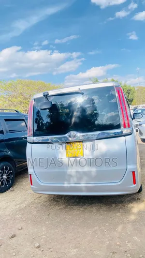 Toyota Noah 2018 Silver