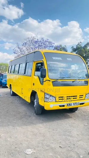 Isuzu NQR 2012 Yellow
