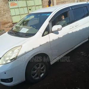 Toyota ISIS 2013 White