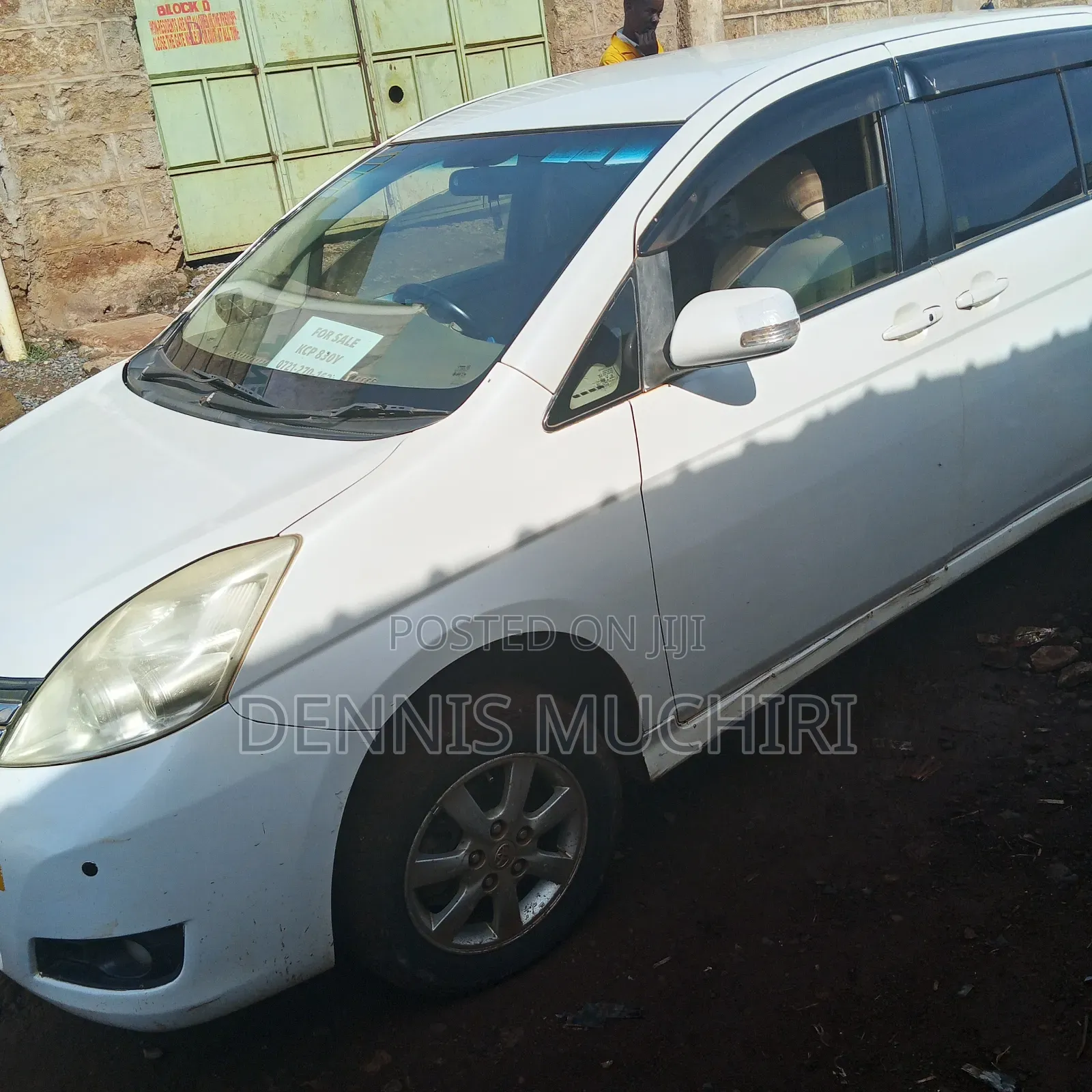Toyota ISIS 2013 White