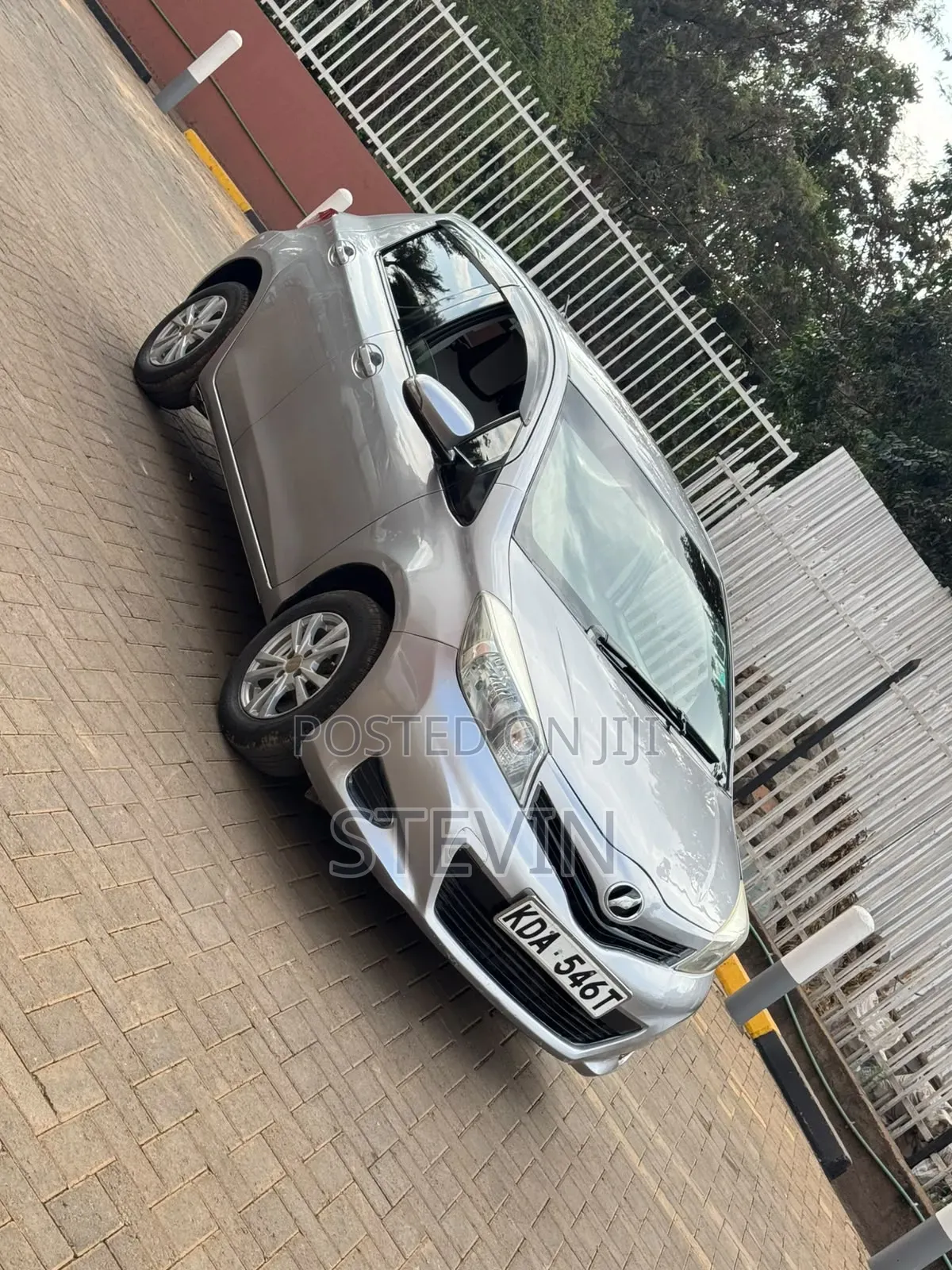 Toyota Vitz 2013 Silver