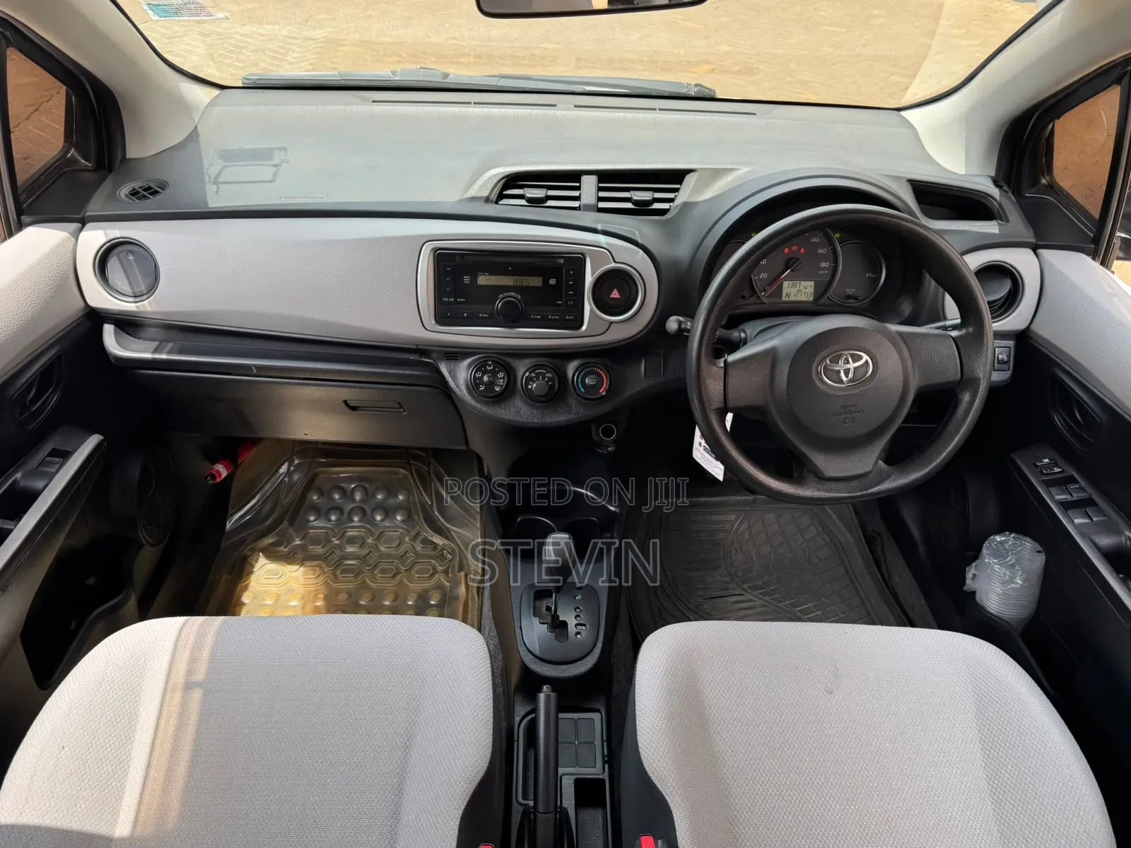Toyota Vitz 2013 Silver