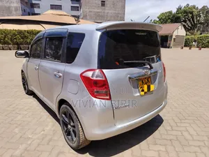 Toyota Ractis 2010 Silver