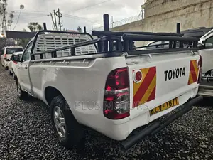 Toyota Hilux 2012 White