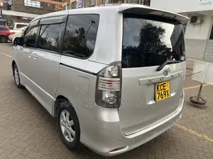 Toyota Voxy 2010 Silver