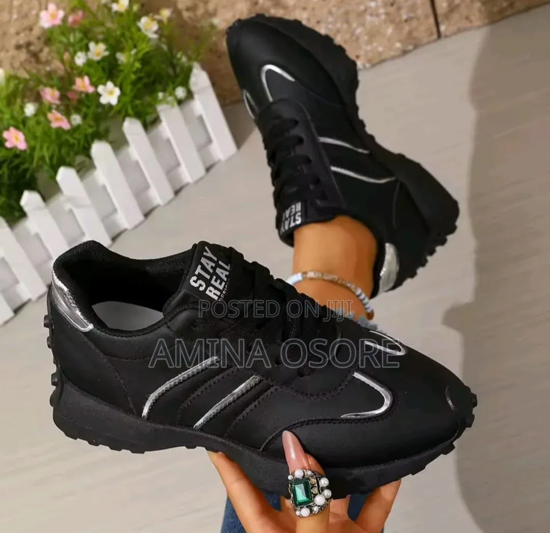 Quality Sneakers Whit and Black