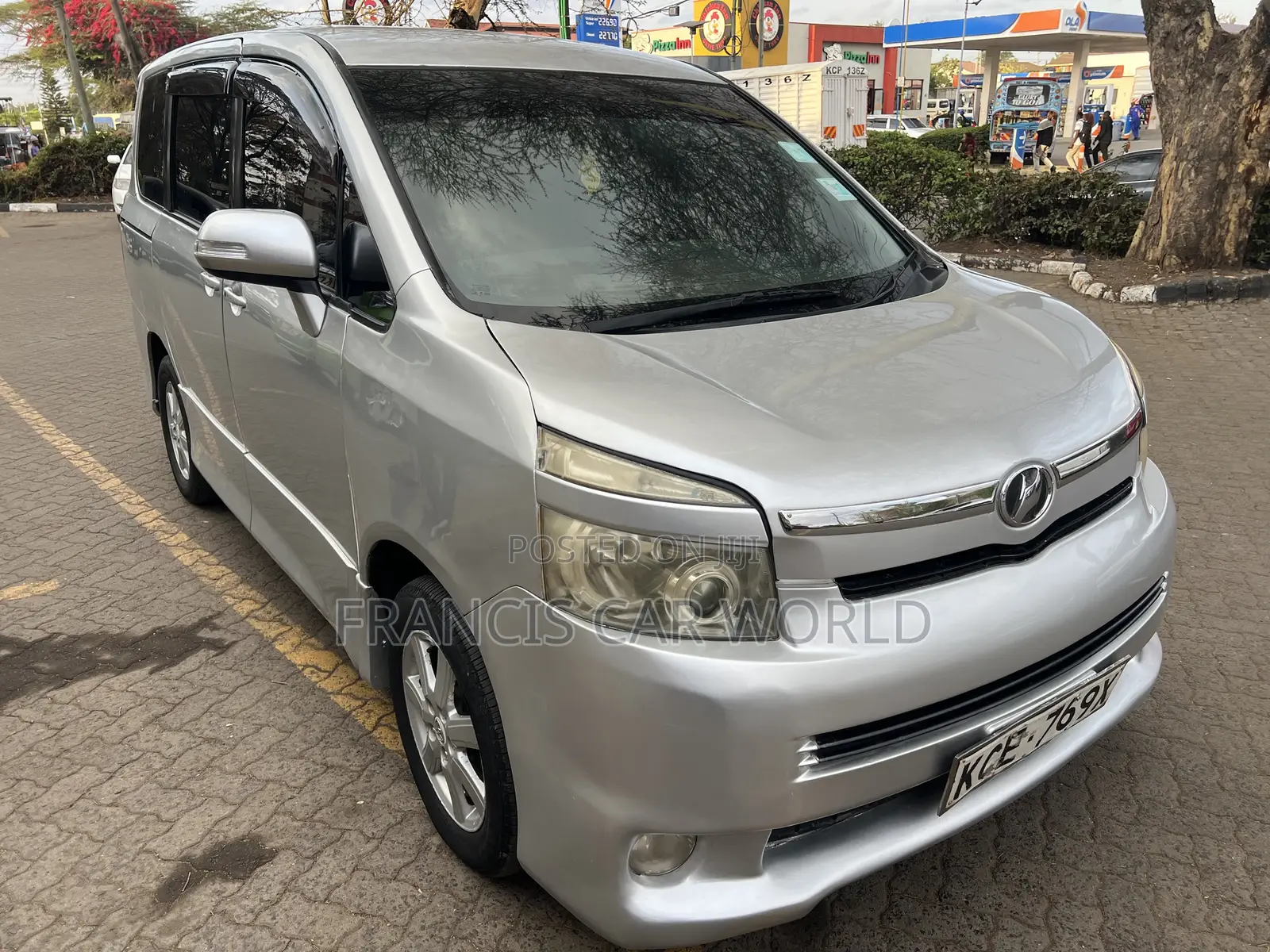 Toyota Voxy 2010 Silver