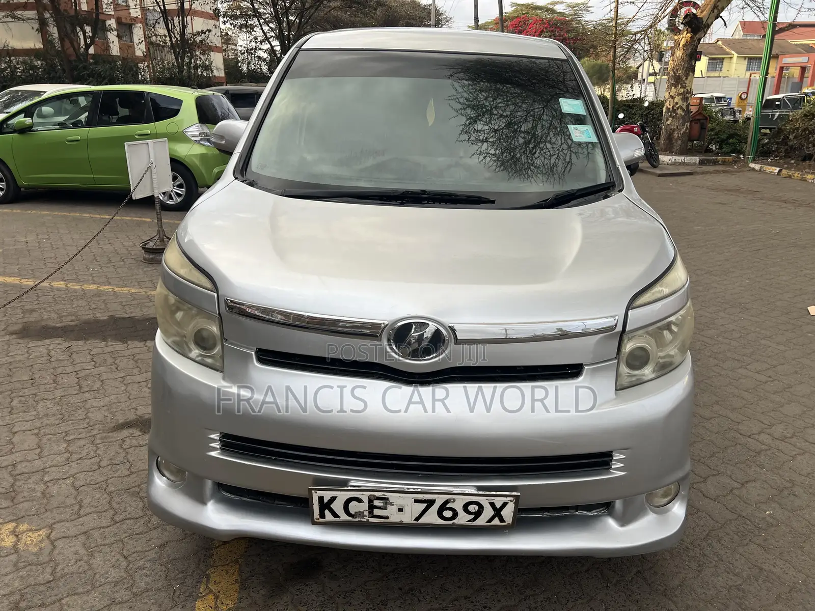 Toyota Voxy 2010 Silver
