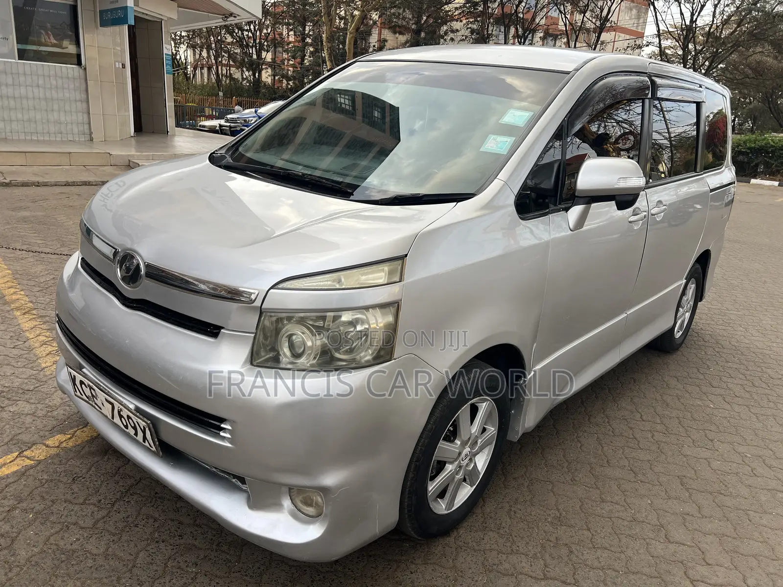 Toyota Voxy 2010 Silver