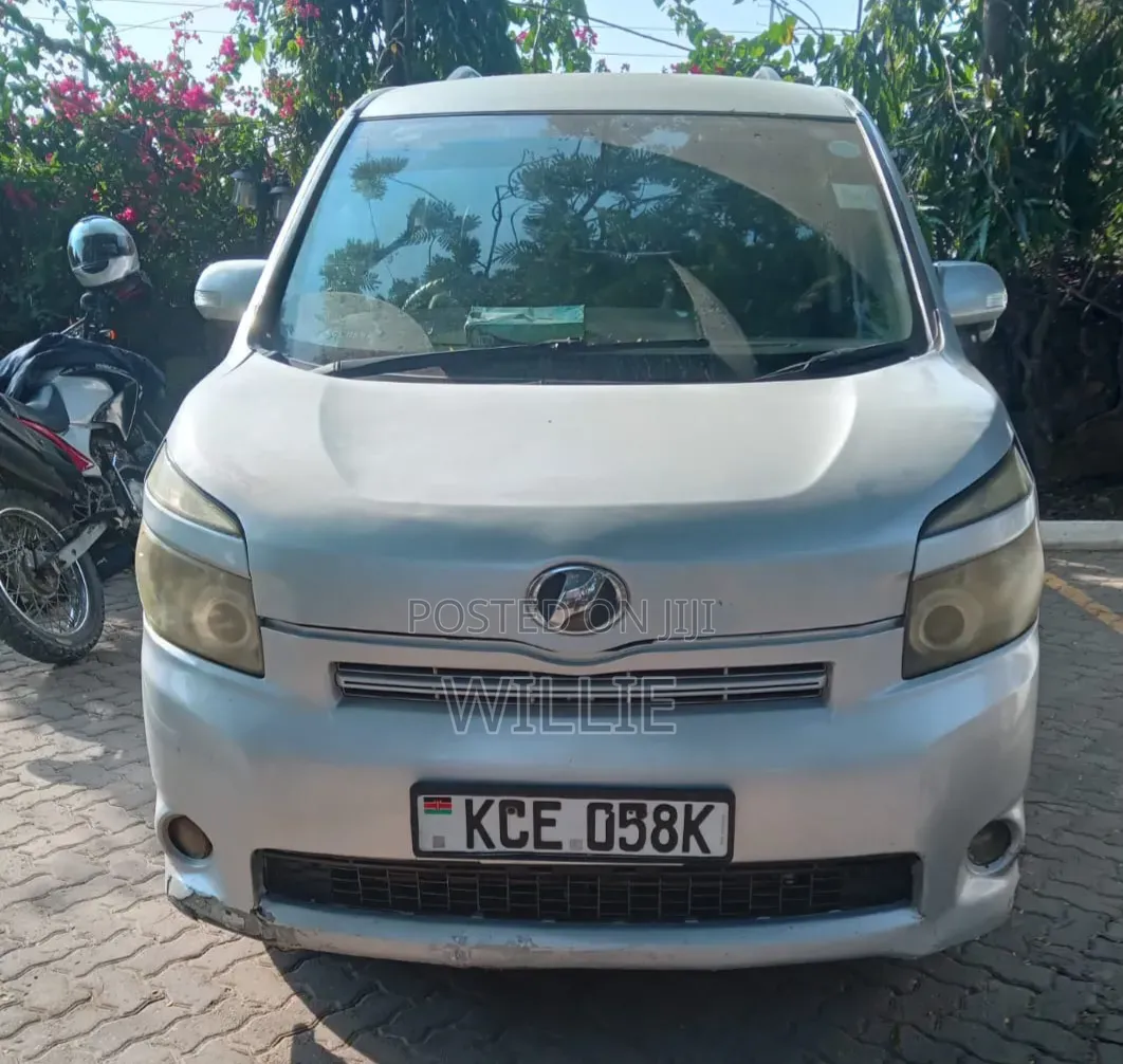 Toyota Voxy 2008 Silver