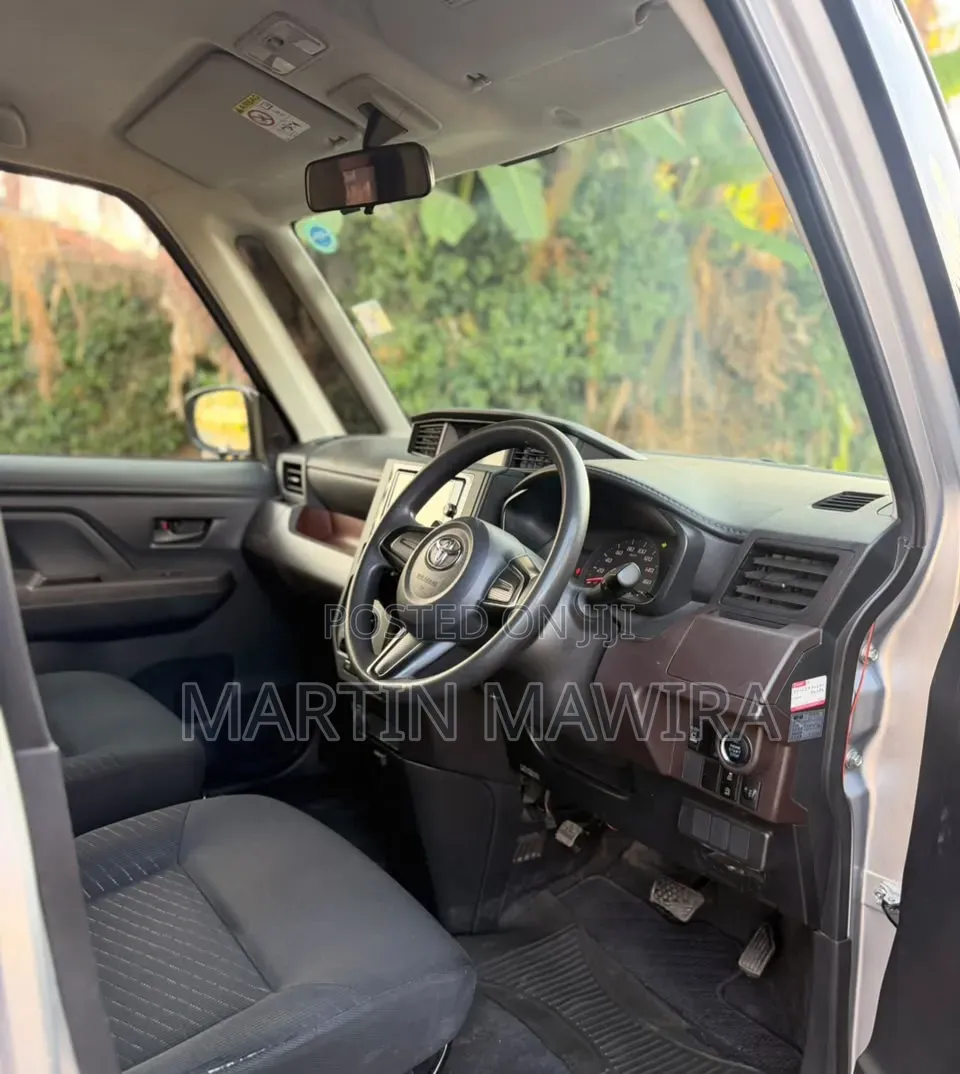 Toyota Roomy 2017 Silver
