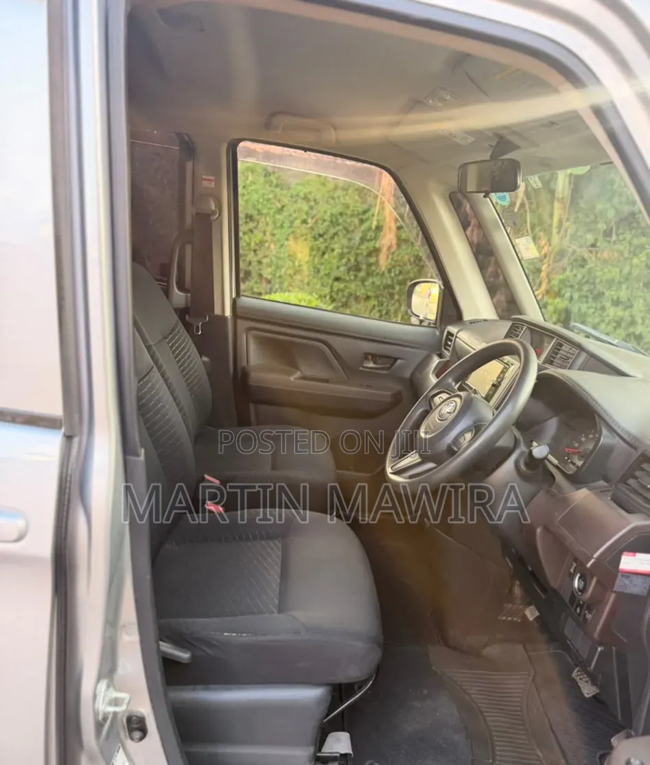 Toyota Roomy 2017 Silver