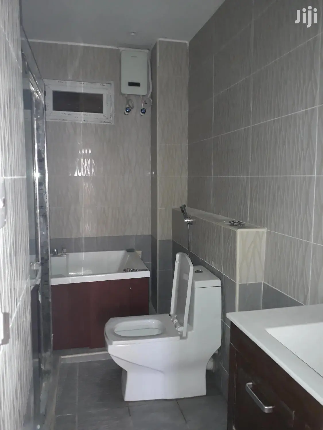 3 Bedrooms Flats For Sale