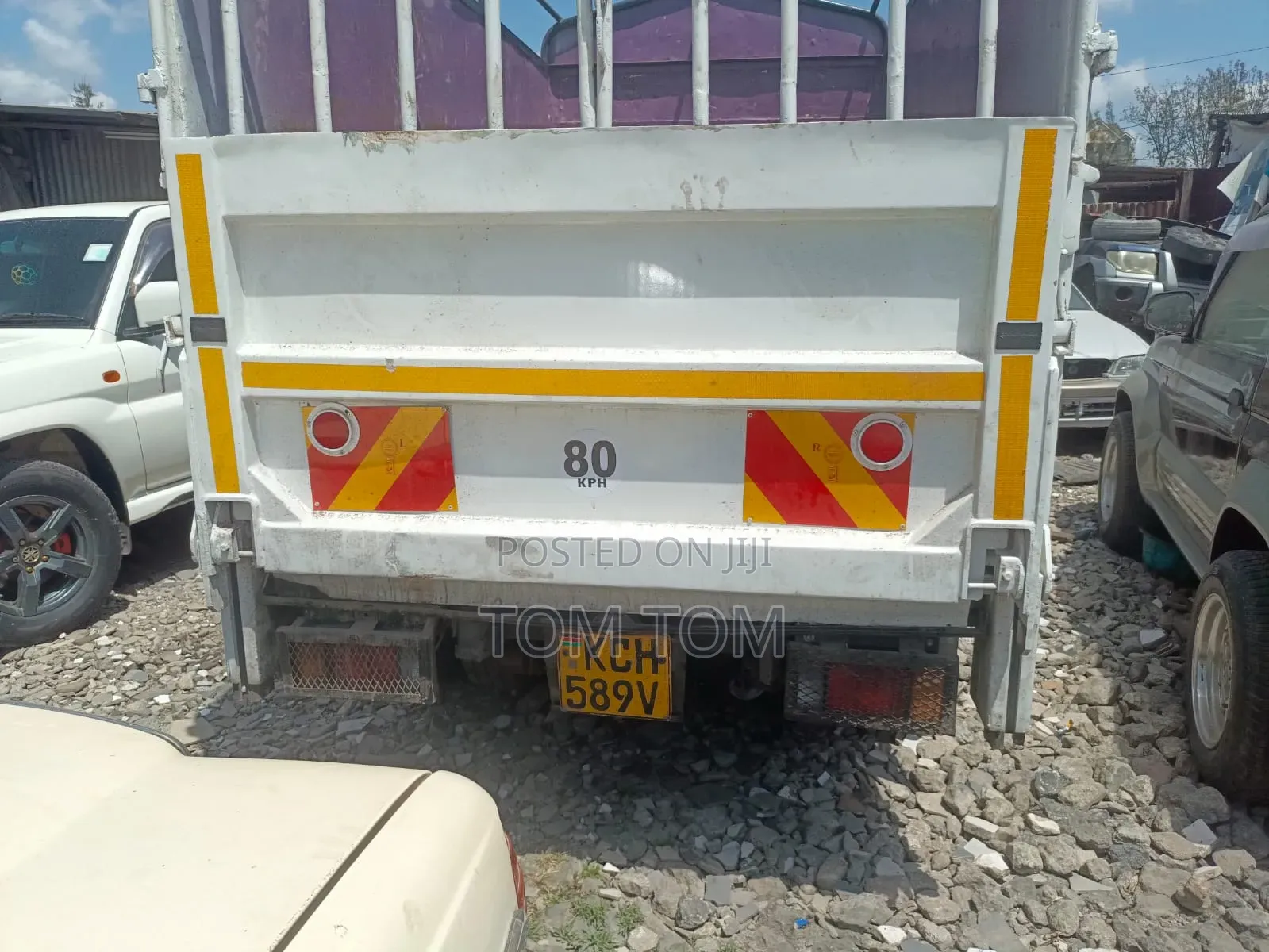 Isuzu ELF Truck 2009 White