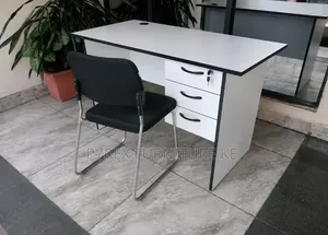 White Laminate Top With Mesh Visitor Chair