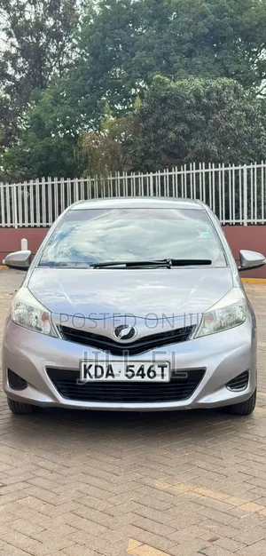 Toyota Vitz 2013 Silver