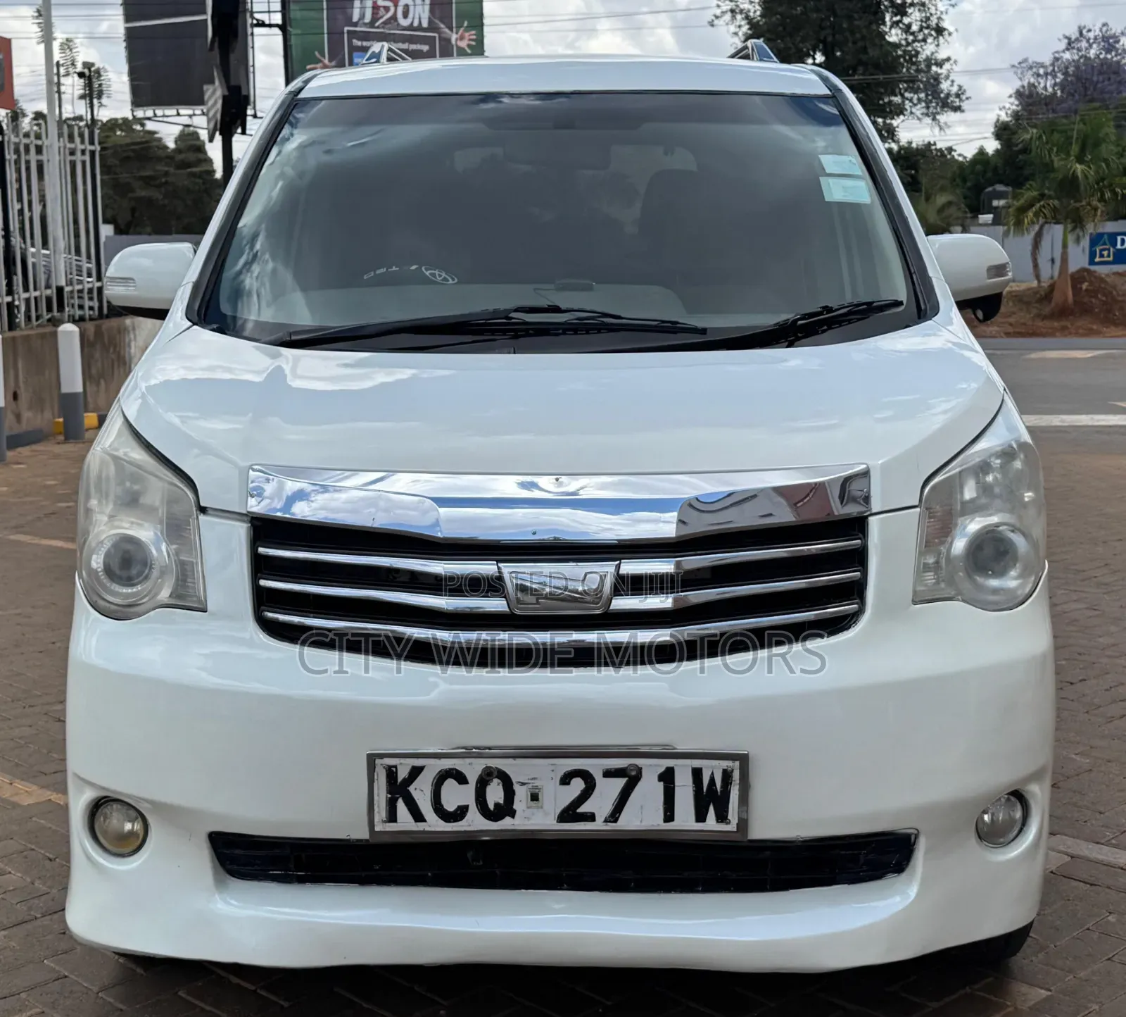 Toyota Noah 2011 White