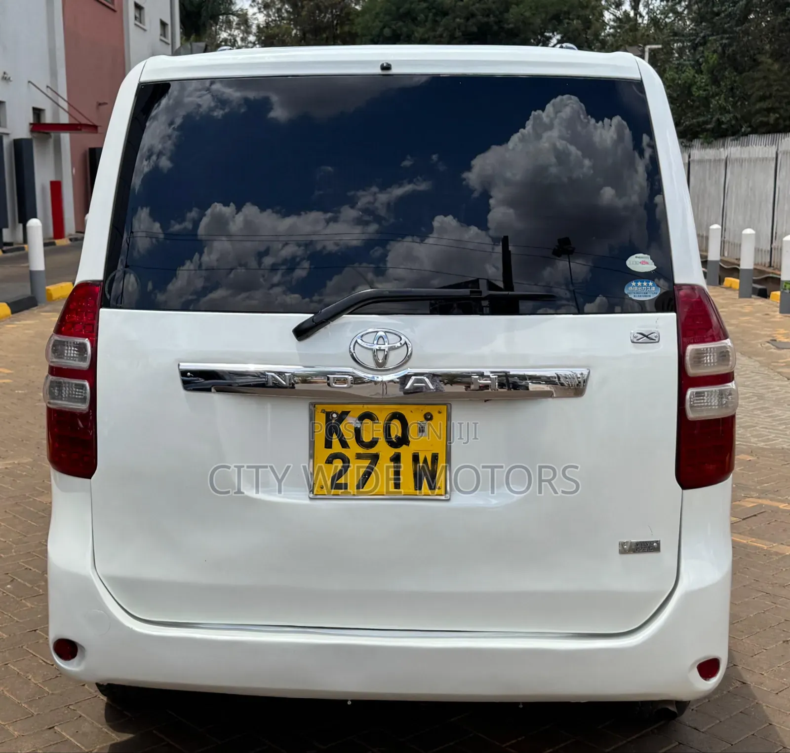 Toyota Noah 2011 White