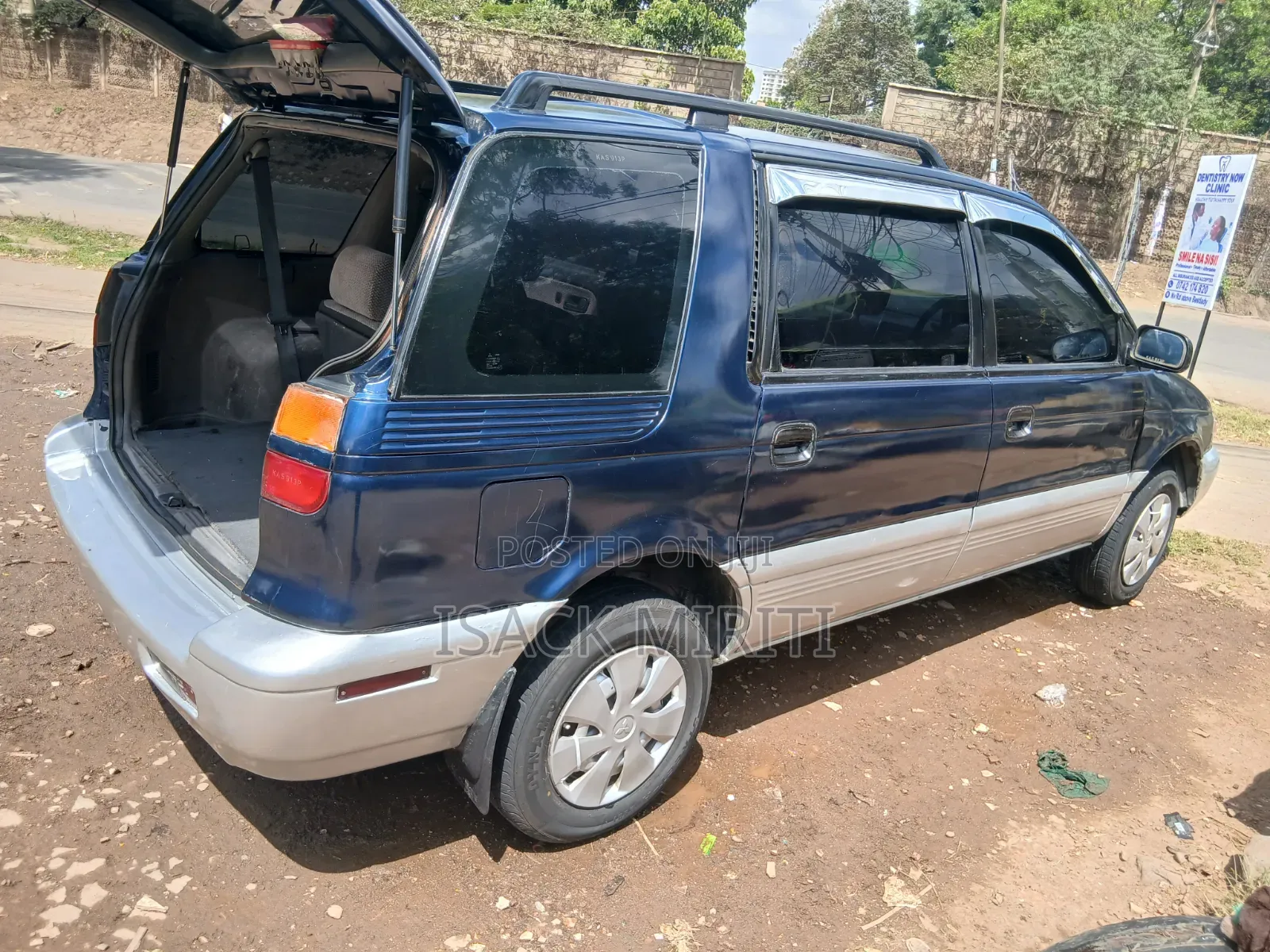 Mitsubishi Chariot 1997 Blue