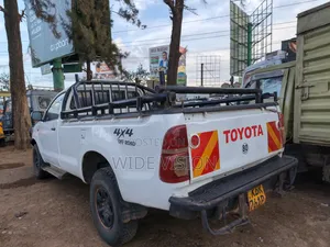 Toyota Hilux 2026 White