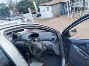 Toyota Vitz 2002 Silver