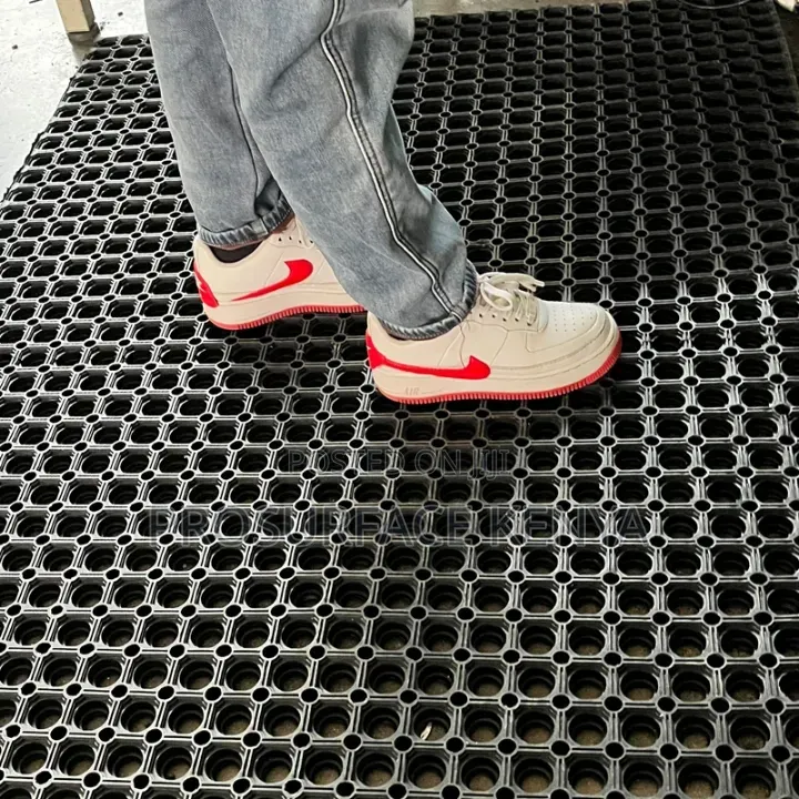 Hollow Drainage Floor Mat for Car Wash Work Areas