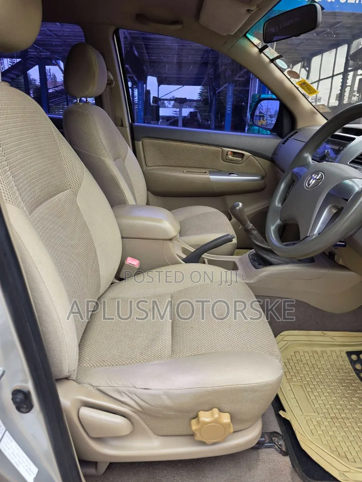 Toyota Hilux 2012 Beige