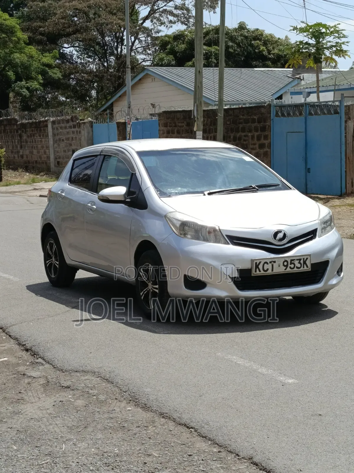 Toyota Vitz 2010 Silver
