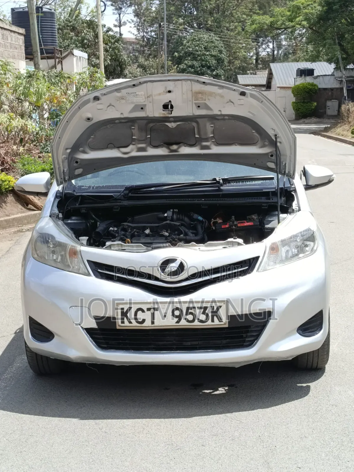 Toyota Vitz 2010 Silver